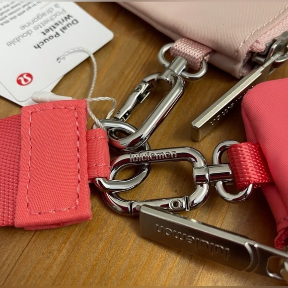 ❣️SOLD❣️ NEW Lululemon Dual Pouch Wristlet Pink Mist/Raspberry Cream/White - Picture 3 of 9